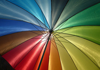 Regenbogenfarbener Schirm