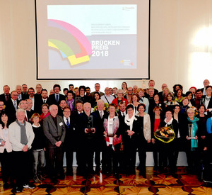 Preisträgerinnen und Preisträger mit Ministerpräsidentin Malu Dreyer und der Jury