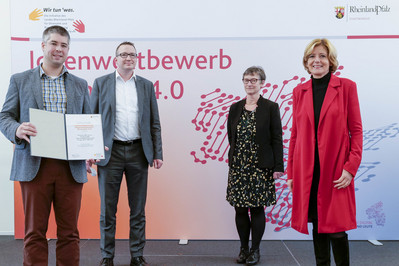 Ministerpräsidentin Malu Dreyer ehrt die Preisträgerinnen und Preisträger des Turnvereins Linz