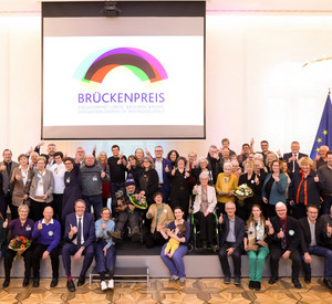 Gruppenbild der Preisträgerinnen und Preisträger anlässlich der Verleihung des Brückenpreises.