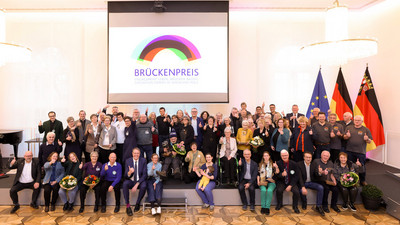 Gruppenbild der Preisträgerinnen und Preisträger anlässlich der Verleihung des Brückenpreises.