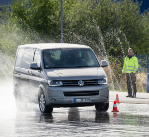 Fahrzeug auf dem Parcours des Fahrsicherheitstrainings