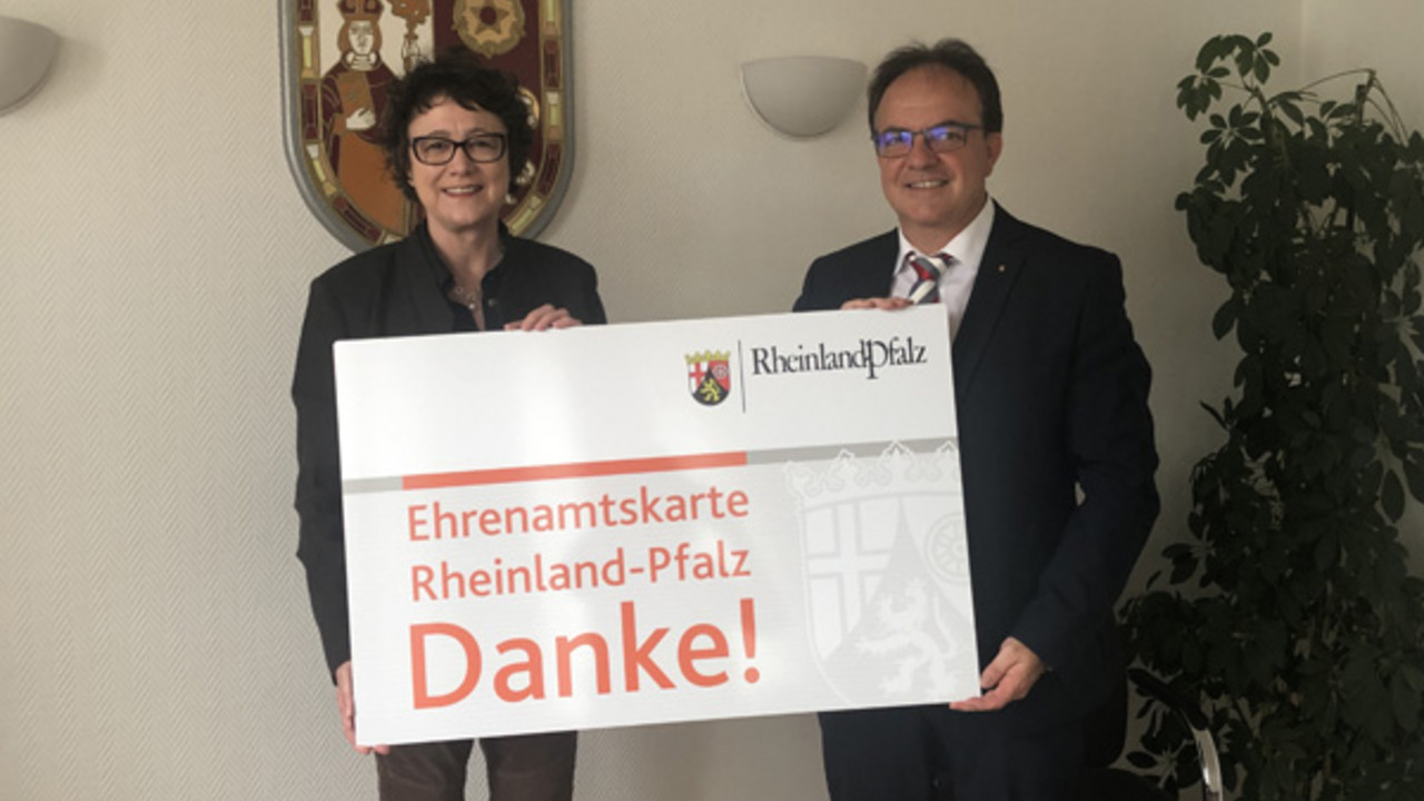 ﻿Die Ständige Vertreterin des Chefs der Staatskanzlei, Ministerialdirektorin Inge Degen, mit Jürgen Gundacker, Bürgermeister der Verbandsgemeinde Zweibrücken-Land.