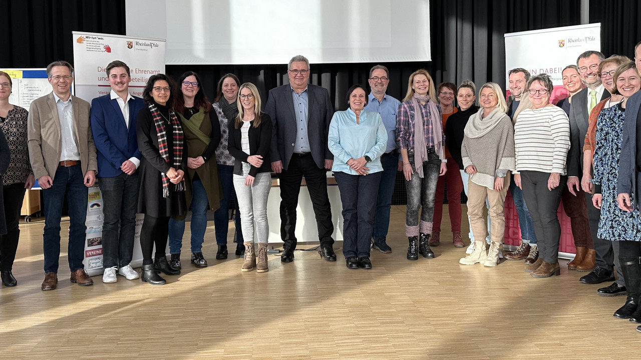 Gruppenfoto der Teilnehmenden der Engagierten Kommune vor dem Hintergrund der Rollups der Initiative Ich bin dabei und der Leitstelle Ehrenamt und Bürgerbeteiligung.