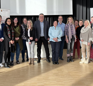 Gruppenfoto der Teilnehmenden der Engagierten Kommune vor dem Hintergrund der Rollups der Initiative Ich bin dabei und der Leitstelle Ehrenamt und Bürgerbeteiligung.
