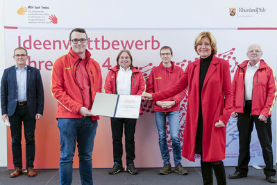 Ministerpräsidentin Malu Dreyer ehrt die Preisträgerinnen und Preisträger des DLRG Rheinböllen