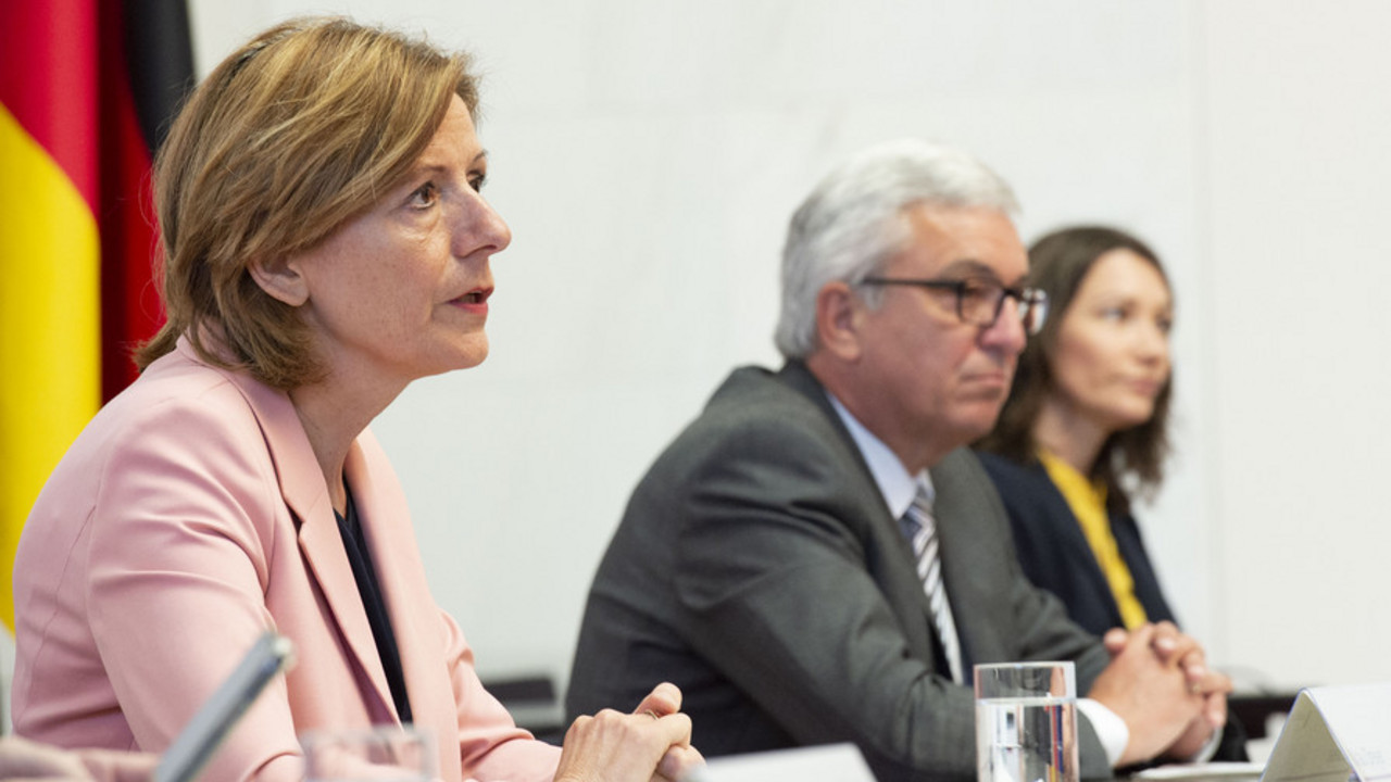 Ministerpräsidentin Malu Dreyer, Minister Lewentz und Ministerin Spiegel bei der Pressekonferenz zum Schutzschild für Vereine in Not.