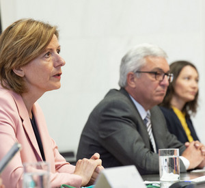 Ministerpräsidentin Malu Dreyer, Minister Lewentz und Ministerin Spiegel bei der Pressekonferenz zum Schutzschild für Vereine in Not.