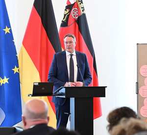 Ministerpräsident Alexander Schweitzer beim Treffen des Landesnetzwerks Bürgerschaftliches Engagement.