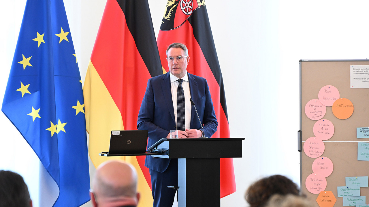 Ministerpräsident Alexander Schweitzer beim Treffen des Landesnetzwerks Bürgerschaftliches Engagement.