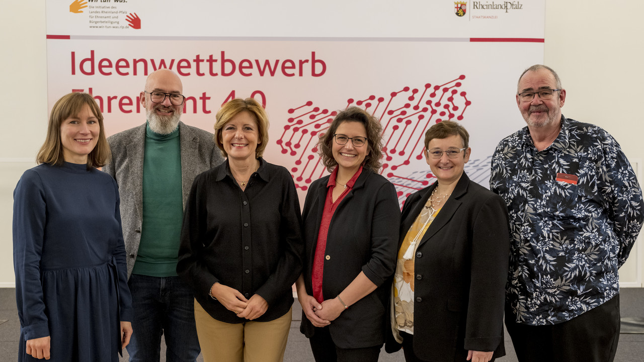 Ministerpräsidentin Malu Dreyer und die Jury des Ideenwettbewerbs Ehrenamt 4.0