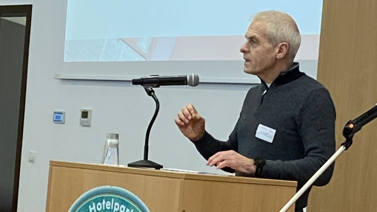 Bürgermeister Fred Jüngerich am Rednerpult bei der Begrüßung der Teilnehmenden der Vereinekonferenz