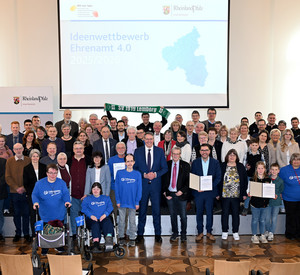 Ministerpräsident Alexander Schweitzer mit den Preisträgerinnen und Preisträgern des Ideenwettbewerbs Ehrenamt 4.0