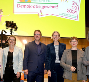Gruppenfoto mit Bildungsministerin Hubig, Staatssekretär Janosch Littig, Staatssekretärin Petra Dick-Walter, Staatssekretärin Simone Schneider und Staatssekretärin Nicole Steingaß