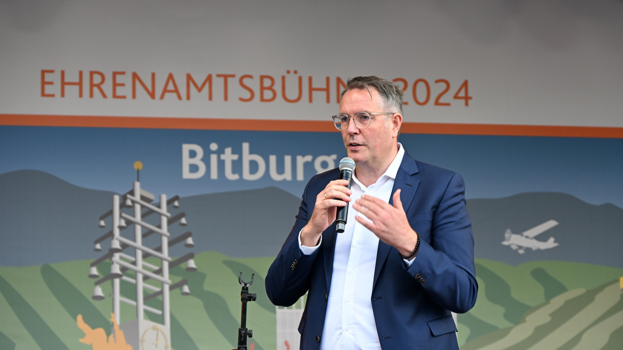 Ministerpräsident Alexander Schweitzer spricht auf der Ehrenamtsbühne beim Landesweiten Ehrenamtstag in Bitburg