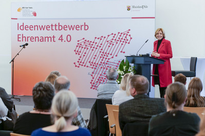 Ministerpräsidentin Malu Dreyer begrüßt die Preisträgerinnen und Preisträger des Ideenwettbewerbs Ehrenamt 4.0 2021