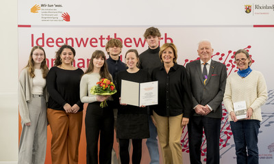 Ministerpräsidentin Malu Dreyer ehrt die Preisträgerinnen und Preisträger vom Gymnasium Nackenheim