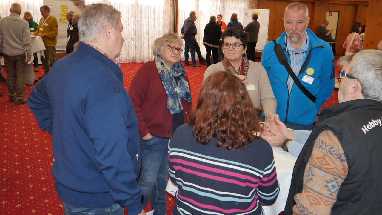 Sechs Teilnehmende der Vereinekonferenz im Gespräch