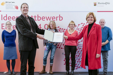 Ministerpräsidentin Malu Dreyer ehrt die Preisträgerinnen und Preisträger des Stadtteiltreffs Gonsenheim