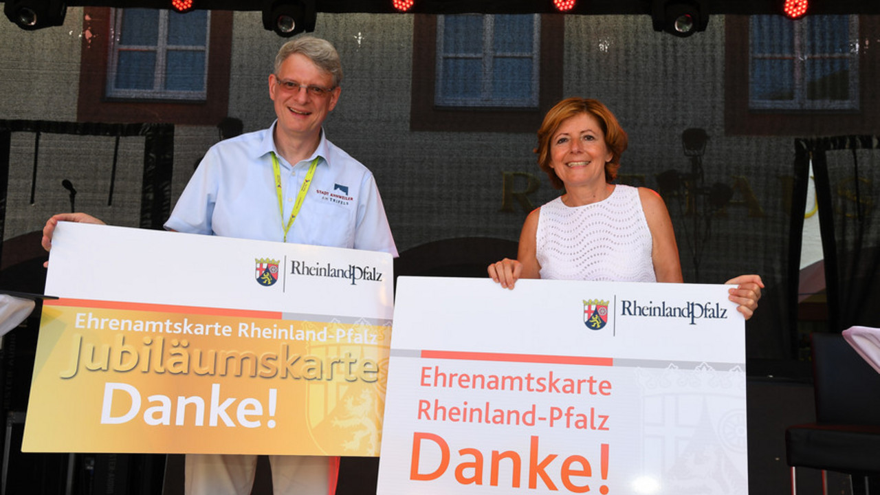 Einführung der Ehrenamtskarte auf der 800-Jahr-Bühne in Annweiler. 