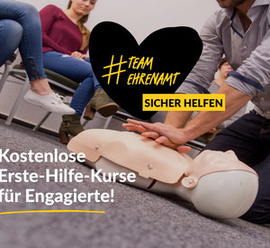 Foto von Menschen, die an einer Erste-Hilfe-Puppe die Herzmassage üben. Ein Schwarzes gezeichnetes Herz mit dem Text #TeamEhrenamt. Sicher helfen. Kostenlose Erste-Hilfe-Kurse für Engagierte!