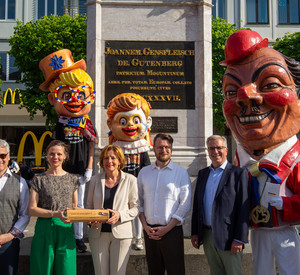 Ministerpräsidentin Malu Dreyer mit Gästen des Verfassungsjubiläums „75 Jahre Grundgesetz“ und Schwellköpp des MCV 