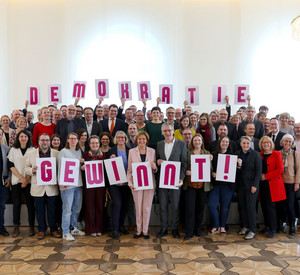 Ministerpräsidentin Malu Dreyer mit den Mitgliedern des Bündnis „Demokratie gewinnt!“