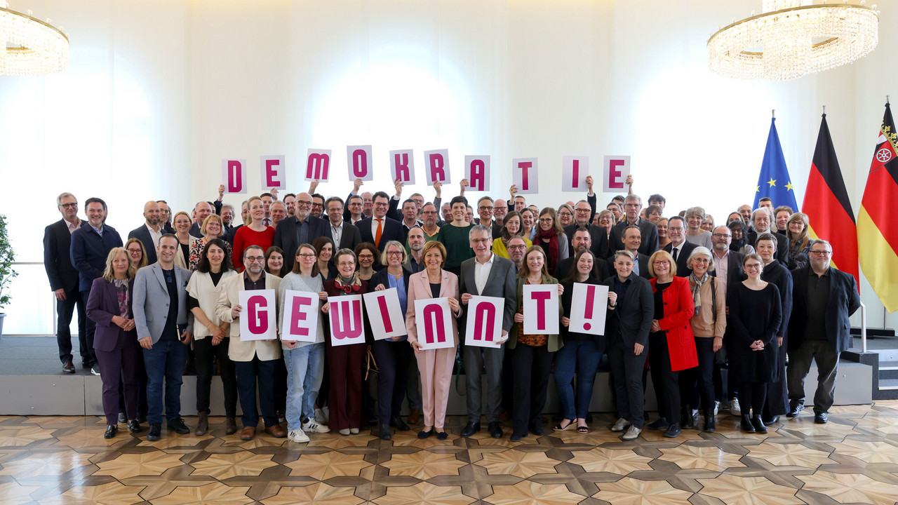 Ministerpräsidentin Malu Dreyer mit den Mitgliedern des Bündnis „Demokratie gewinnt!“