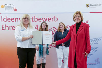 Ministerpräsidentin Malu Dreyer ehrt die Preisträgerinnen des Ingelheimer Segelclubs