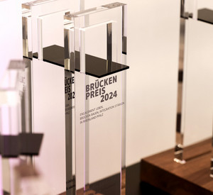 Die Trophäe des Brückenpreises aus dem Jahr 2024. 