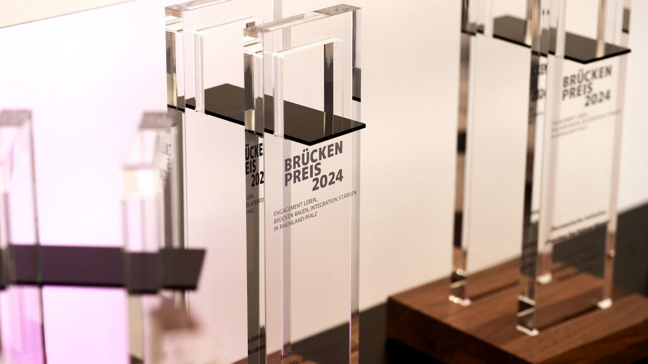 Die Trophäe des Brückenpreises aus dem Jahr 2024. 