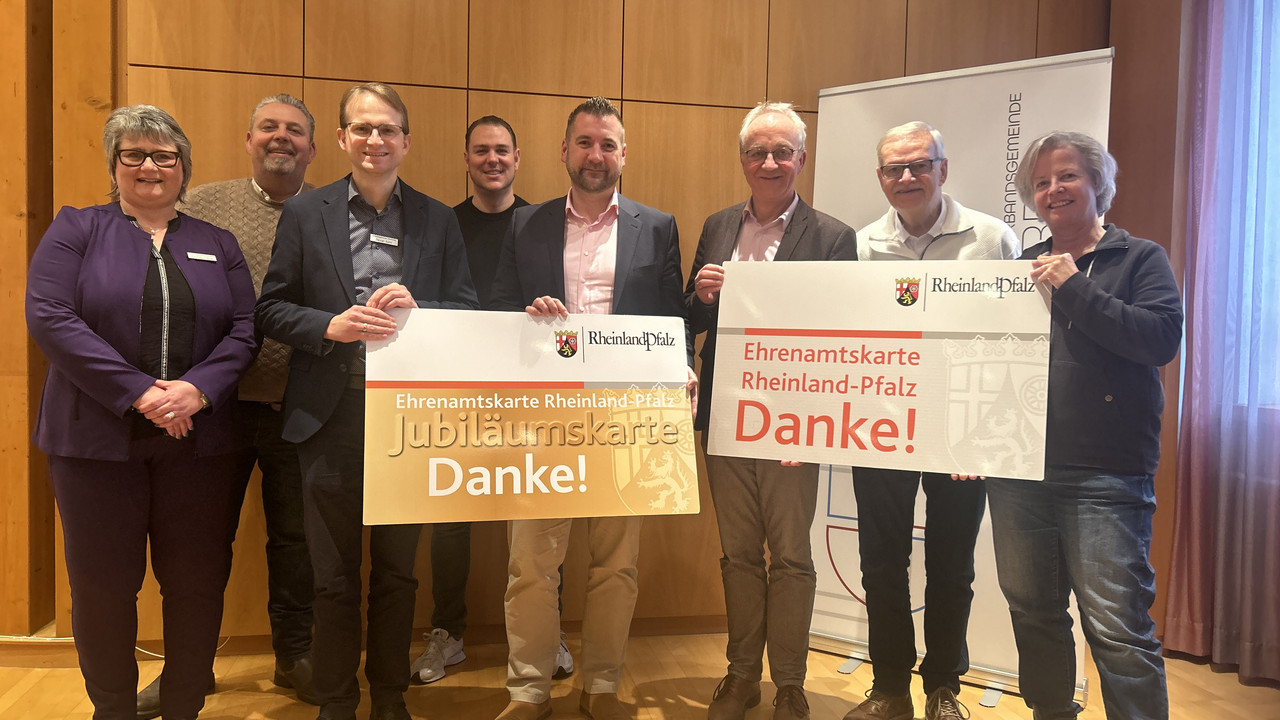 Symbolische Übergabe der Ehrenamtskarte an die Verbandsgemeinde Edenkoben. V.l.n.r.: Carmen Ziegler (Sachbearbeiterin ), Alexander Michel (Vorsitzender vom Werbekreis), Daniel Salm (Verbandsgemeindebürgermeister Edenkoben), Philipp Seibel (Vorsitzender Werbekreis Edenkoben), Fedor Ruhose (Chef der Staatskanzlei), Eberhard Frankmann (Erster Beigeordneter Verbandsgemeinde Edenkobenz), Lothar Heine (ehemaliger Vorsitzender Edenkobener Tafel), Annemarie Harwood (Vorsitzende Edenkobener Tafel)