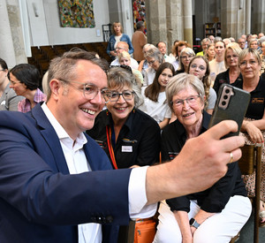 Ministerpräsident Alexander Schweitzer auf seiner Ehrenamtsreise "Starkes Engagement - Starkes Land: Ministerpräsident Alexander Schweitzer trifft Ehrenamt". Hier bei einem gemeinsamen Foto mit Bürgerinnen.