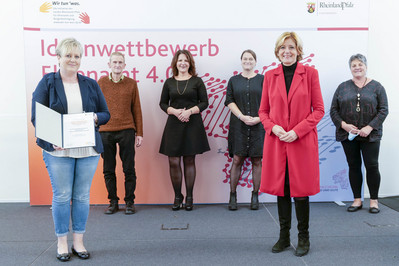 Ministerpräsidentin Malu Dreyer ehrt die Preisträgerinnen der KISS Pfalz