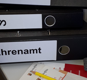 Vereinsrecht, Symbolbild, liegende Aktenordner