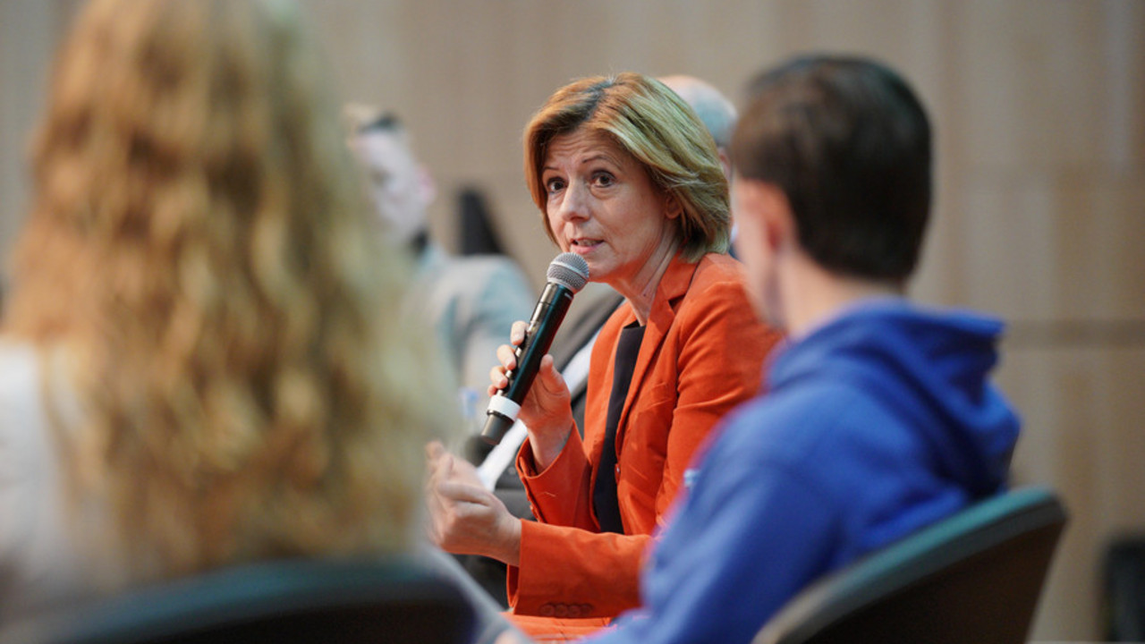 14. Demokratietag in Ingelheim, Podiumsdiskussion mit Ministerpräsidentin Malu Dreyer und Aktivisten von Fridaysforfuture