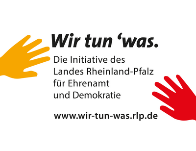 Logo "Wir tun 'was." Die Initiative des Landes Rheinland-Pfalz für Ehrenamt und Demokratie. www.wir-tun-was.rlp.de