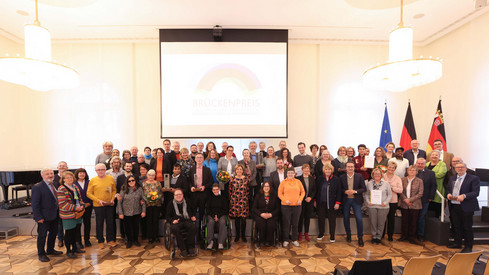 Alle Preisträgerinnen und Preisträger des Brückenpreises der von Ministerpräsidentin Malu Dreyer zum 16. Mal verliehen wurde. 