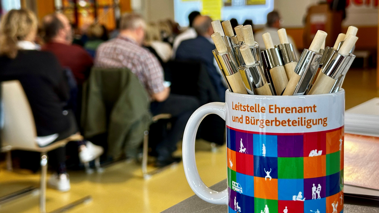 Tasse der Leitstelle Ehrenamt und Bürgerbeteiligung mit Kugelschreibern gefüllt