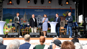 Ehrenamtstag 2023, Ministerpräsidentin Malu Deyer mit weiteren Personen auf der Bühne