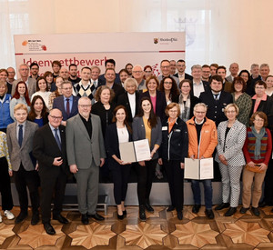 Ministerpräsidentin Malu Dreyer mit allen Preisträgern und Preisträgerinnen des Ideenwettbewerbs Ehrenamt 4.0. 