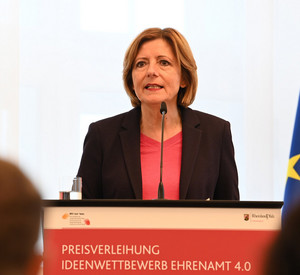 Ministerpräsidentin Malu Dreyer am Redepult anlässlich der Preisverleihung Ideenwettbewerb Ehrenamt 4.0