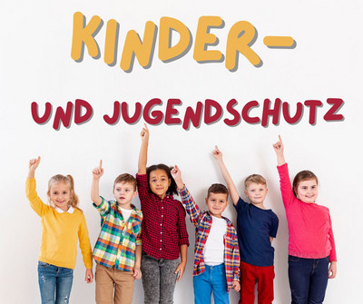 Sechs stehende Kinder zeigen auf die Schrift über ihnen. Dort steht „Kinder- und Jugendschutz“.