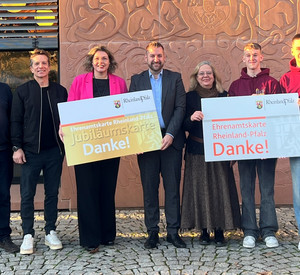 Stefan Kronenberger (Provinzkino), Oliver Uryszek (Fußballgolf Sembach), Bürgermeisterin Silke Brunck, Staatssekretär Fedor Ruhose (Chef der Staatskanzlei), Ursula Simgen-Buch (Provinzkino) sowie Tim Rheinheimer und Niklas Ivlev (Kletterwald) v.l.n.r.