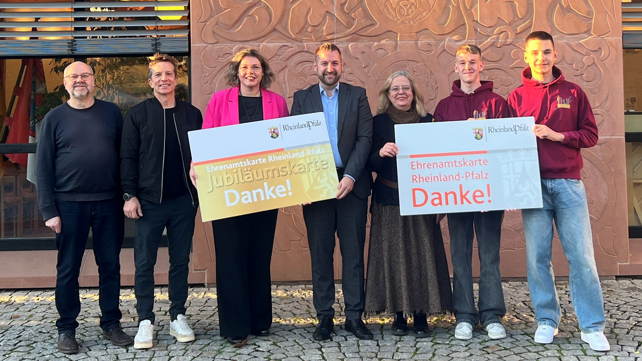 Stefan Kronenberger (Provinzkino), Oliver Uryszek (Fußballgolf Sembach), Bürgermeisterin Silke Brunck, Staatssekretär Fedor Ruhose (Chef der Staatskanzlei), Ursula Simgen-Buch (Provinzkino) sowie Tim Rheinheimer und Niklas Ivlev (Kletterwald) v.l.n.r.