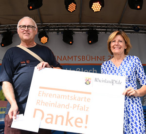 Ministerpräsidentin Malu Dreyer überreicht Bert Fuchs von der Pirmasenser Tafel die 10.000 Ehrenamtskarte anlässlich des Ehrenamtstages 2023 in Haßloch.
