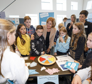 Ministerpräsidentin Malu Dreyer mit jungen Engagierten anlässlich des Demokratietages 2022