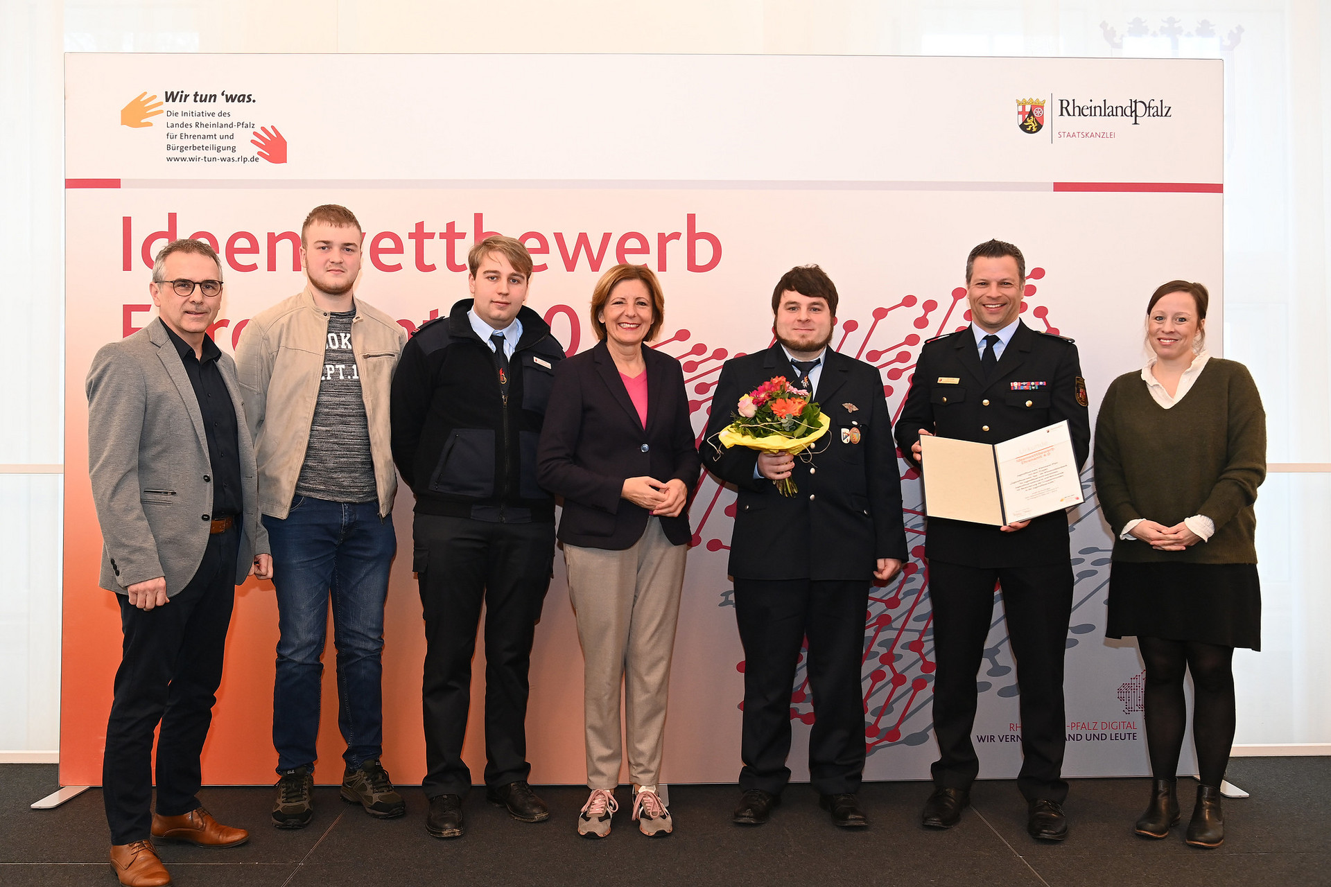 Projekt: Jugendfeuerwehr App, Ministerpräsidentin Malu Dreyer mit den Preisträgerinnen und Preisträgern 