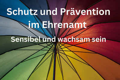 Regenbogenfarbener Schirm mit Text: Schutz und Prävention im Ehrenamt – Sensibel und wachsam sein