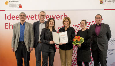 Ministerpräsidentin Malu Dreyer ehrt die Preisträgerinnen und Preisträger vom Verband der Geschichtslehrerinnen und -lehrer, Landesverband Rheinland-Pfalz